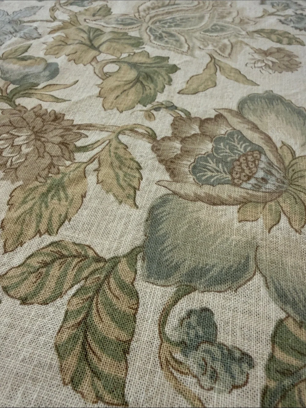Vintage Linen Blend 65” Round Tablecloth and 4 19” Napkins, Botanical Print